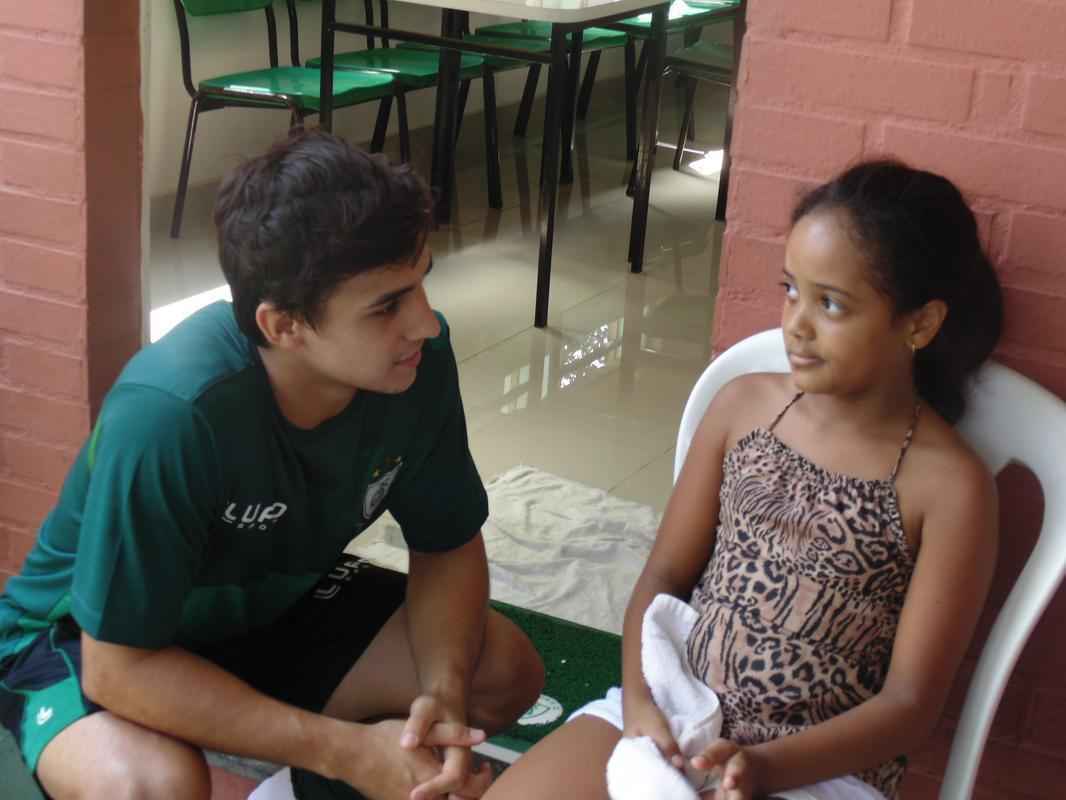 Crianas da Casa de Acolhida Padre Eustquio se divertem com jogadores no CT Lanna Drumond (fotos: Rafael Arruda)