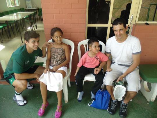 Crianas da Casa de Acolhida Padre Eustquio se divertem com jogadores no CT Lanna Drumond (fotos: Rafael Arruda)
