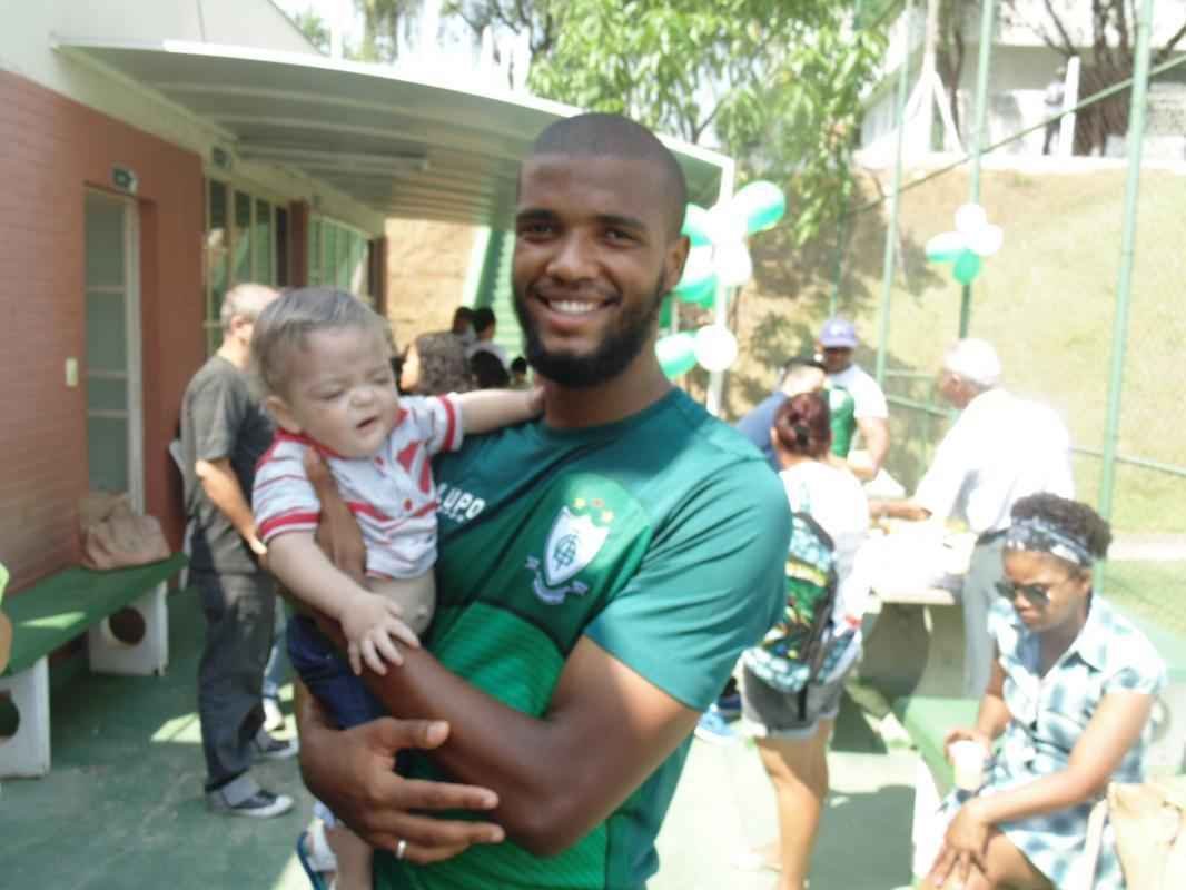 Crianas da Casa de Acolhida Padre Eustquio se divertem com jogadores no CT Lanna Drumond (fotos: Rafael Arruda)