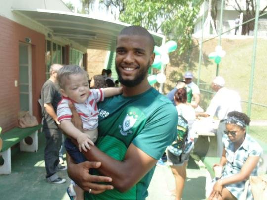 Crianas da Casa de Acolhida Padre Eustquio se divertem com jogadores no CT Lanna Drumond (fotos: Rafael Arruda)