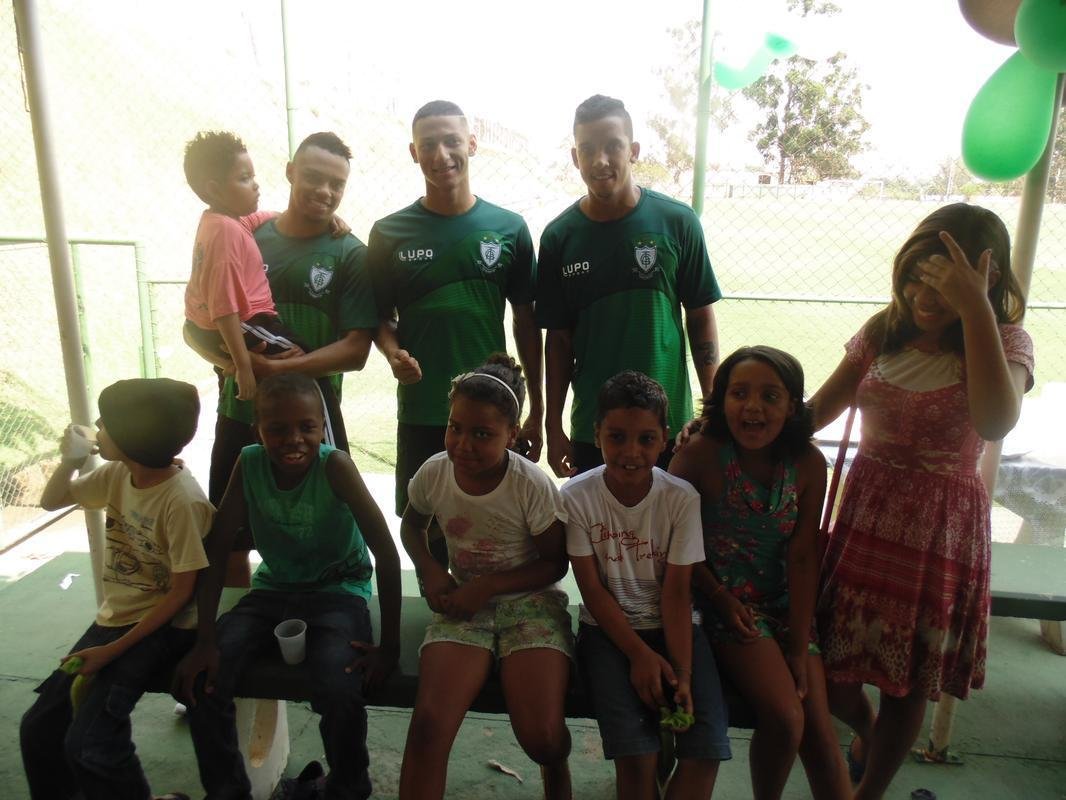 Crianas da Casa de Acolhida Padre Eustquio se divertem com jogadores no CT Lanna Drumond (fotos: Rafael Arruda)