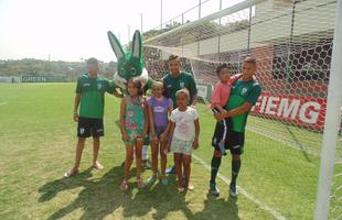 Crianas da Casa de Acolhida Padre Eustquio se divertem com jogadores no CT Lanna Drumond (fotos: Rafael Arruda)