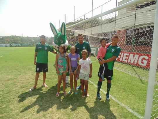 Crianas da Casa de Acolhida Padre Eustquio se divertem com jogadores no CT Lanna Drumond (fotos: Rafael Arruda)