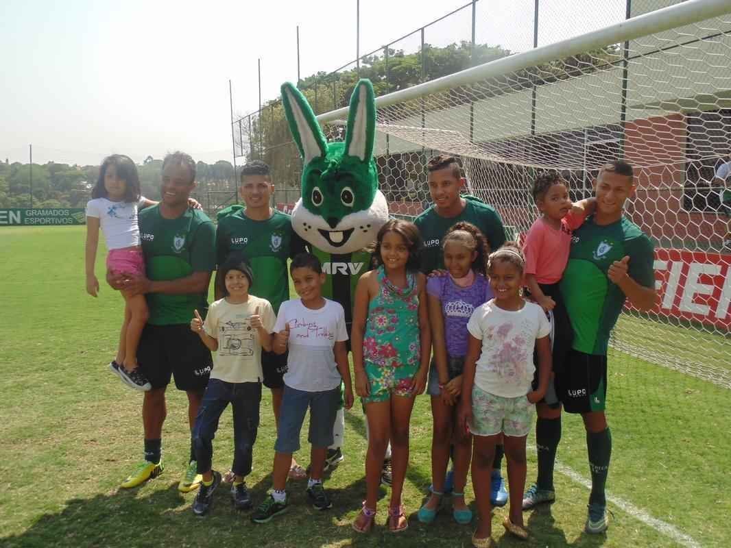 Crianas da Casa de Acolhida Padre Eustquio se divertem com jogadores no CT Lanna Drumond (fotos: Rafael Arruda)