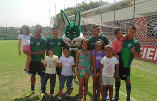 Crianas da Casa de Acolhida Padre Eustquio se divertem com jogadores no CT Lanna Drumond (fotos: Rafael Arruda)