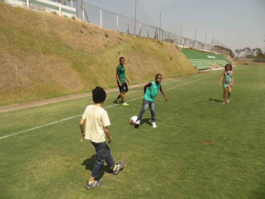 Crianas da Casa de Acolhida Padre Eustquio se divertem com jogadores no CT Lanna Drumond (fotos: Rafael Arruda)