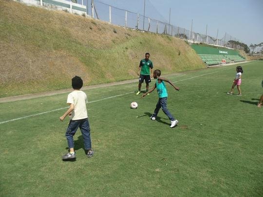 Crianas da Casa de Acolhida Padre Eustquio se divertem com jogadores no CT Lanna Drumond (fotos: Rafael Arruda)