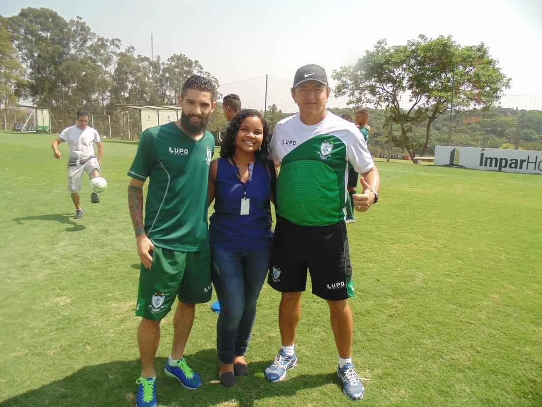 Crianas da Casa de Acolhida Padre Eustquio se divertem com jogadores no CT Lanna Drumond (fotos: Rafael Arruda)