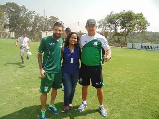 Crianas da Casa de Acolhida Padre Eustquio se divertem com jogadores no CT Lanna Drumond (fotos: Rafael Arruda)