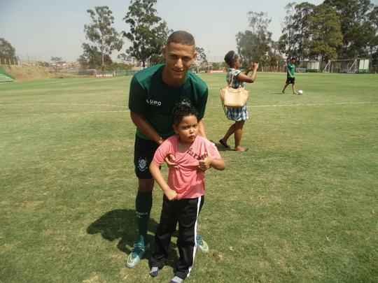 Crianas da Casa de Acolhida Padre Eustquio se divertem com jogadores no CT Lanna Drumond (fotos: Rafael Arruda)