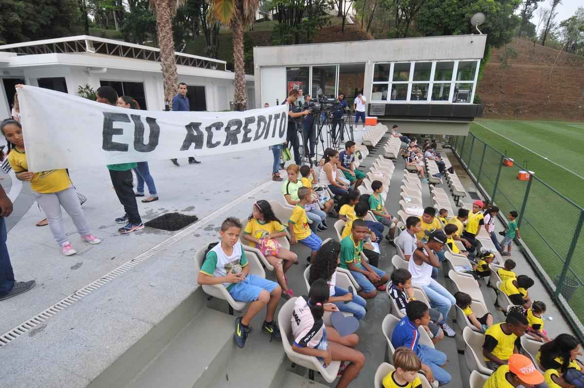 Pequenos torcedores foram ao CT e levaram um cartaz com a frase 'eu acredito' para incentivar atletas