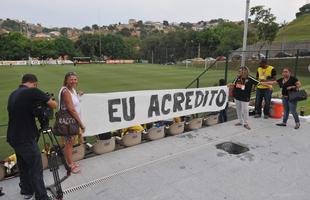 Pequenos torcedores foram ao CT e levaram um cartaz com a frase 'eu acredito' para incentivar atletas