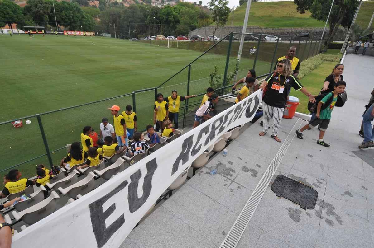 Pequenos torcedores foram ao CT e levaram um cartaz com a frase 'eu acredito' para incentivar atletas