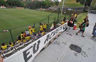 Pequenos torcedores foram ao CT e levaram um cartaz com a frase 'eu acredito' para incentivar atletas