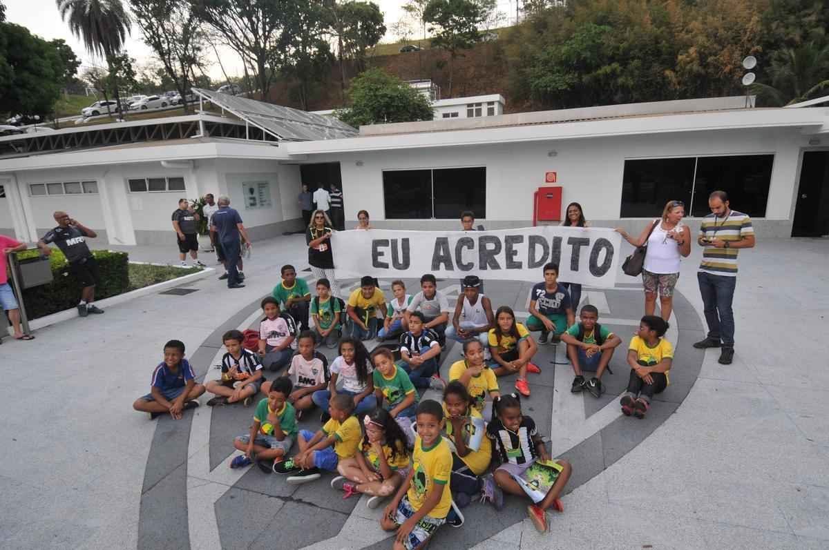 Pequenos torcedores foram ao CT e levaram um cartaz com a frase 'eu acredito' para incentivar atletas