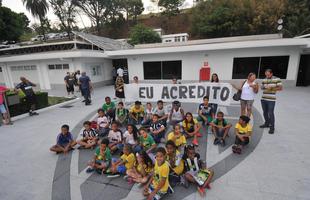 Pequenos torcedores foram ao CT e levaram um cartaz com a frase 'eu acredito' para incentivar atletas