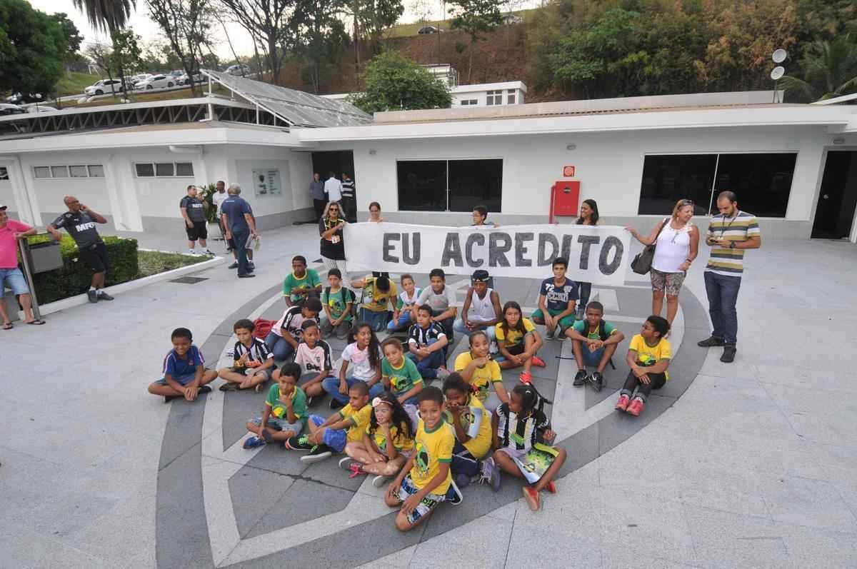 Pequenos torcedores foram ao CT e levaram um cartaz com a frase 'eu acredito' para incentivar atletas