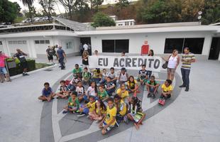 Pequenos torcedores foram ao CT e levaram um cartaz com a frase 'eu acredito' para incentivar atletas