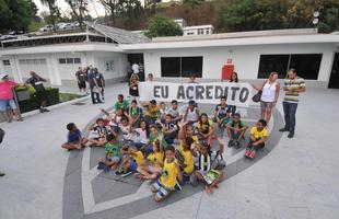 Pequenos torcedores foram ao CT e levaram um cartaz com a frase 'eu acredito' para incentivar atletas