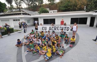 Pequenos torcedores foram ao CT e levaram um cartaz com a frase 'eu acredito' para incentivar atletas