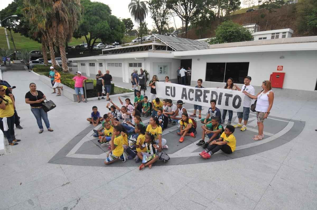 Pequenos torcedores foram ao CT e levaram um cartaz com a frase 'eu acredito' para incentivar atletas