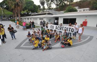 Pequenos torcedores foram ao CT e levaram um cartaz com a frase 'eu acredito' para incentivar atletas