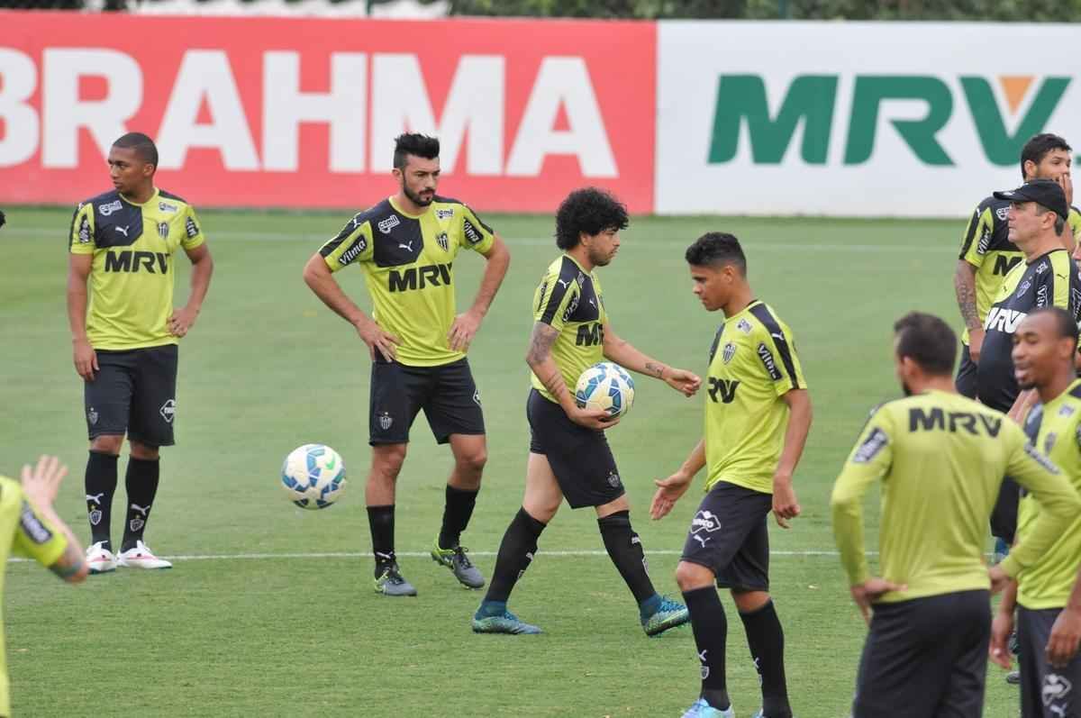 Pequenos torcedores foram ao CT e levaram um cartaz com a frase 'eu acredito' para incentivar atletas