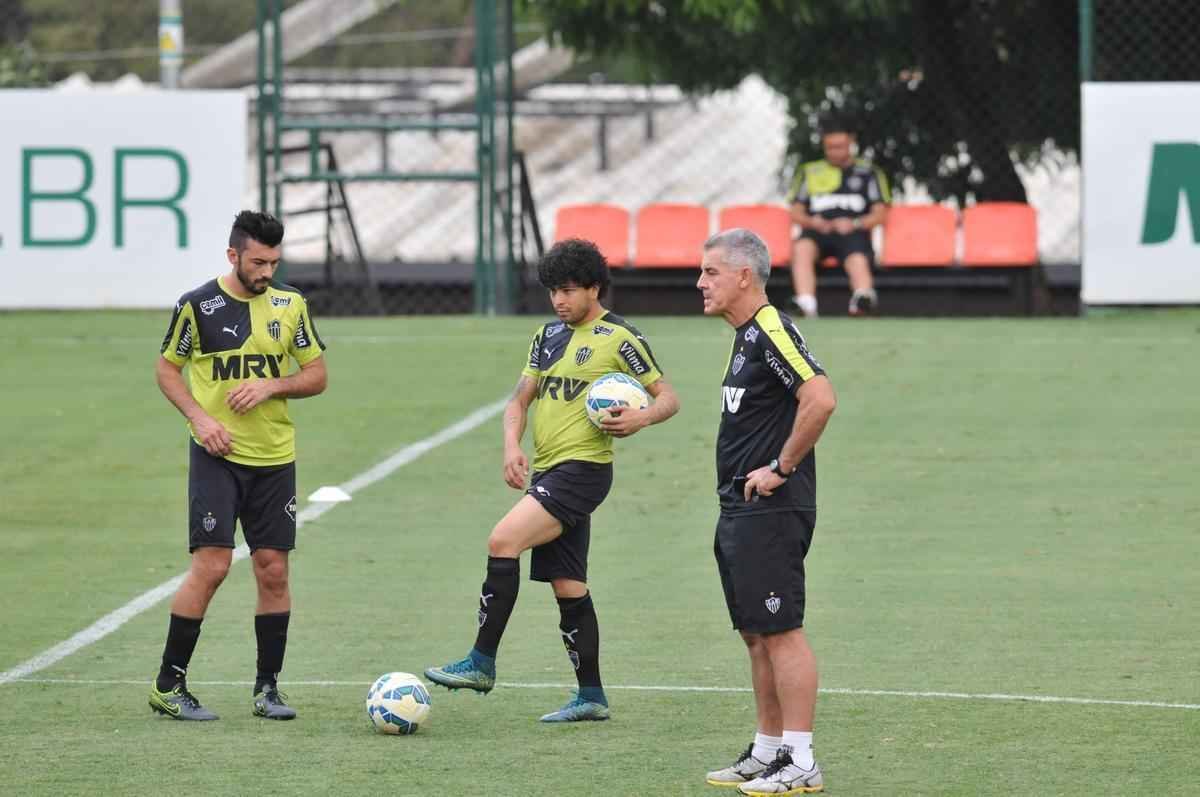 Pequenos torcedores foram ao CT e levaram um cartaz com a frase 'eu acredito' para incentivar atletas