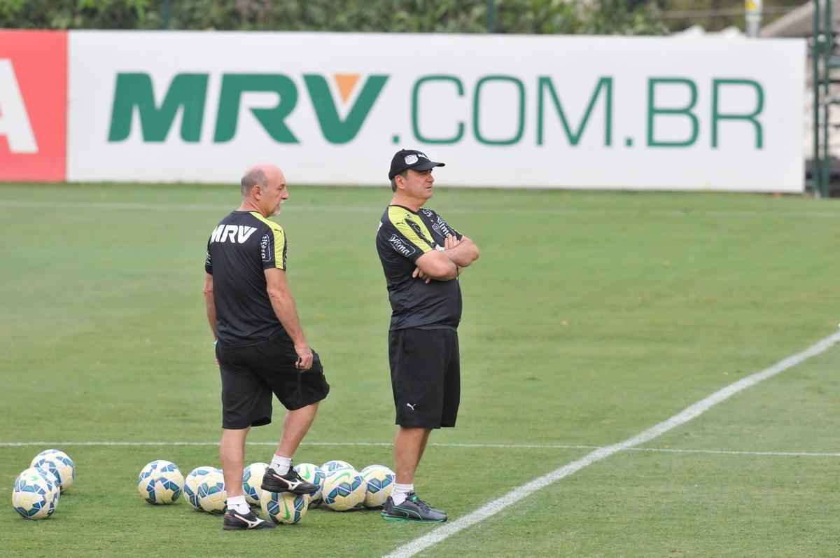 Pequenos torcedores foram ao CT e levaram um cartaz com a frase 'eu acredito' para incentivar atletas