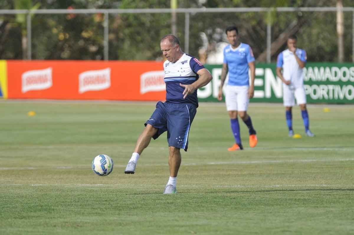 Equipe celeste se prepara para enfrentar o Gois, neste domingo, no estdio Serra Dourada