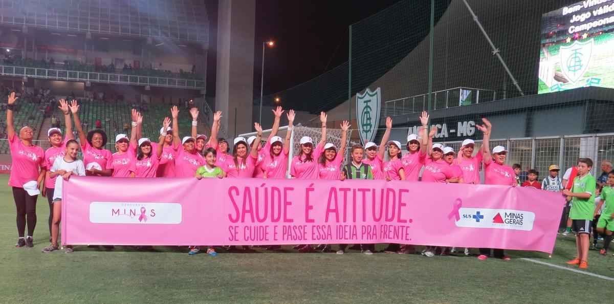 Um ato de solidariedade marcou o pr-jogo de Amrica x Oeste. Mulheres em tratamento para se curarem do cncer de mama entraram em campo junto dos atletas do Coelho e carregaram uma faixa educativa na luta contra a doena. 'Sade e atitude. Se cuide e passe essa ideia para frente', dizia a mensagem. A ao fez parte do movimento 'Outubro Rosa', criado para conscientizar a populao acerca dos fatores de risco da enfermidade e, sobretudo, importncia da preveno.