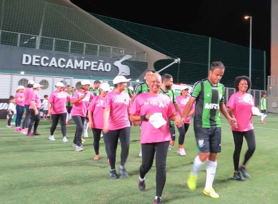 Um ato de solidariedade marcou o pr-jogo de Amrica x Oeste. Mulheres em tratamento para se curarem do cncer de mama entraram em campo junto dos atletas do Coelho e carregaram uma faixa educativa na luta contra a doena. 'Sade e atitude. Se cuide e passe essa ideia para frente', dizia a mensagem. A ao fez parte do movimento 'Outubro Rosa', criado para conscientizar a populao acerca dos fatores de risco da enfermidade e, sobretudo, importncia da preveno.