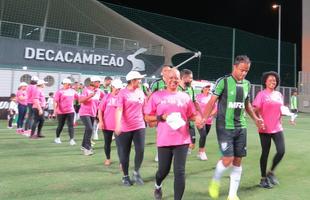 Um ato de solidariedade marcou o pr-jogo de Amrica x Oeste. Mulheres em tratamento para se curarem do cncer de mama entraram em campo junto dos atletas do Coelho e carregaram uma faixa educativa na luta contra a doena. 'Sade e atitude. Se cuide e passe essa ideia para frente', dizia a mensagem. A ao fez parte do movimento 'Outubro Rosa', criado para conscientizar a populao acerca dos fatores de risco da enfermidade e, sobretudo, importncia da preveno.