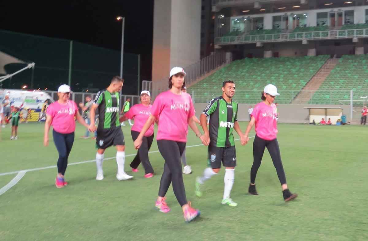 Um ato de solidariedade marcou o pr-jogo de Amrica x Oeste. Mulheres em tratamento para se curarem do cncer de mama entraram em campo junto dos atletas do Coelho e carregaram uma faixa educativa na luta contra a doena. 'Sade e atitude. Se cuide e passe essa ideia para frente', dizia a mensagem. A ao fez parte do movimento 'Outubro Rosa', criado para conscientizar a populao acerca dos fatores de risco da enfermidade e, sobretudo, importncia da preveno.