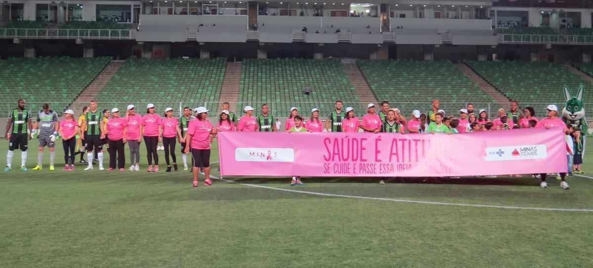 Um ato de solidariedade marcou o pr-jogo de Amrica x Oeste. Mulheres em tratamento para se curarem do cncer de mama entraram em campo junto dos atletas do Coelho e carregaram uma faixa educativa na luta contra a doena. 'Sade e atitude. Se cuide e passe essa ideia para frente', dizia a mensagem. A ao fez parte do movimento 'Outubro Rosa', criado para conscientizar a populao acerca dos fatores de risco da enfermidade e, sobretudo, importncia da preveno.