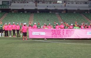 Um ato de solidariedade marcou o pr-jogo de Amrica x Oeste. Mulheres em tratamento para se curarem do cncer de mama entraram em campo junto dos atletas do Coelho e carregaram uma faixa educativa na luta contra a doena. 'Sade e atitude. Se cuide e passe essa ideia para frente', dizia a mensagem. A ao fez parte do movimento 'Outubro Rosa', criado para conscientizar a populao acerca dos fatores de risco da enfermidade e, sobretudo, importncia da preveno.