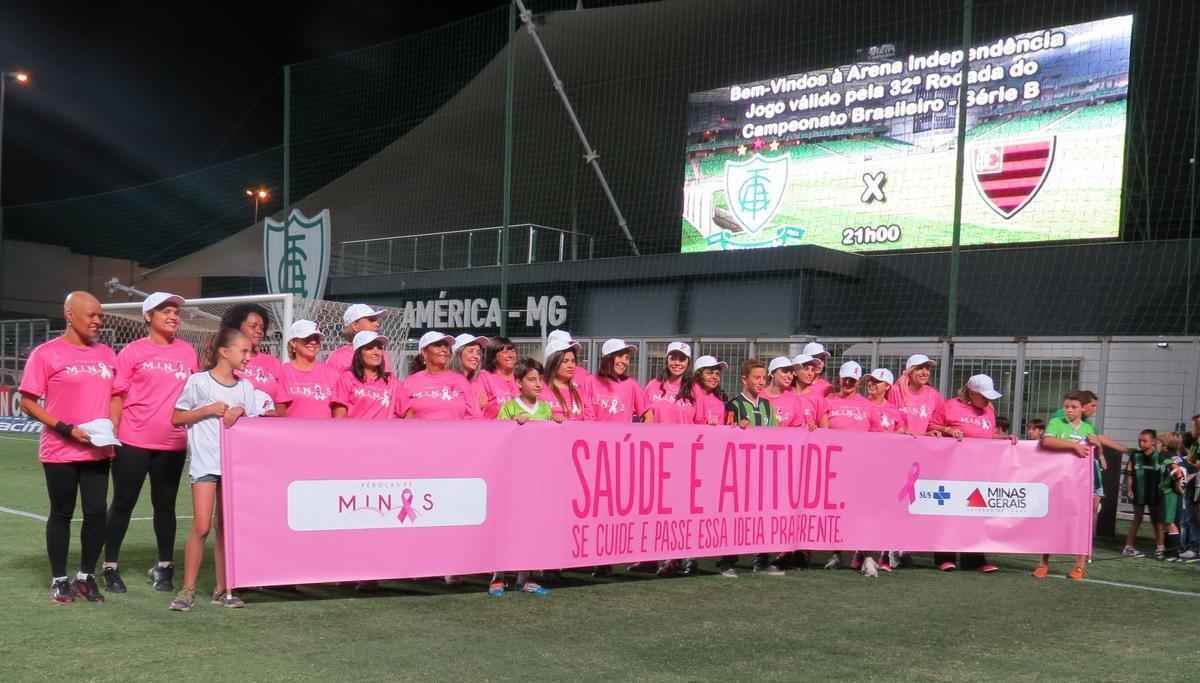 Um ato de solidariedade marcou o pr-jogo de Amrica x Oeste. Mulheres em tratamento para se curarem do cncer de mama entraram em campo junto dos atletas do Coelho e carregaram uma faixa educativa na luta contra a doena. 'Sade e atitude. Se cuide e passe essa ideia para frente', dizia a mensagem. A ao fez parte do movimento 'Outubro Rosa', criado para conscientizar a populao acerca dos fatores de risco da enfermidade e, sobretudo, importncia da preveno.