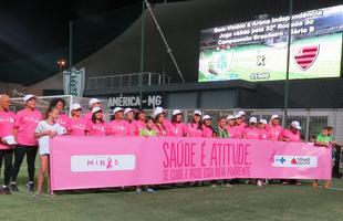 Um ato de solidariedade marcou o pr-jogo de Amrica x Oeste. Mulheres em tratamento para se curarem do cncer de mama entraram em campo junto dos atletas do Coelho e carregaram uma faixa educativa na luta contra a doena. 'Sade e atitude. Se cuide e passe essa ideia para frente', dizia a mensagem. A ao fez parte do movimento 'Outubro Rosa', criado para conscientizar a populao acerca dos fatores de risco da enfermidade e, sobretudo, importncia da preveno.