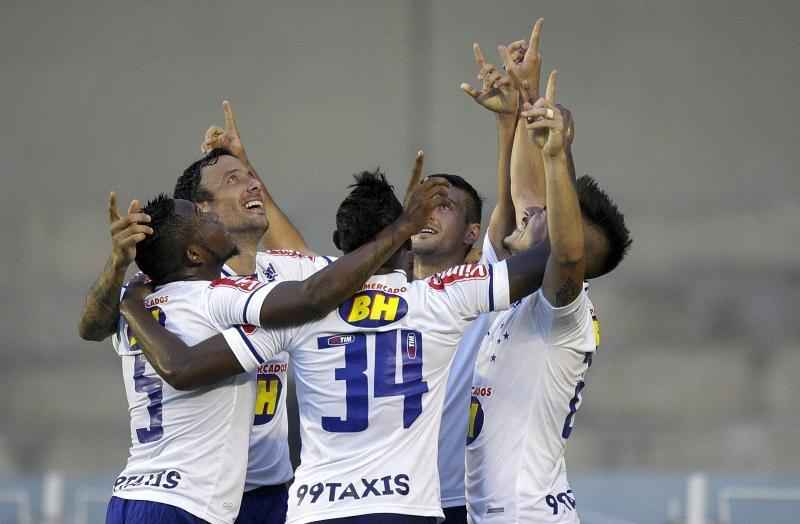 Imagens da partida entre Gois e Cruzeiro, no Serra Dourada