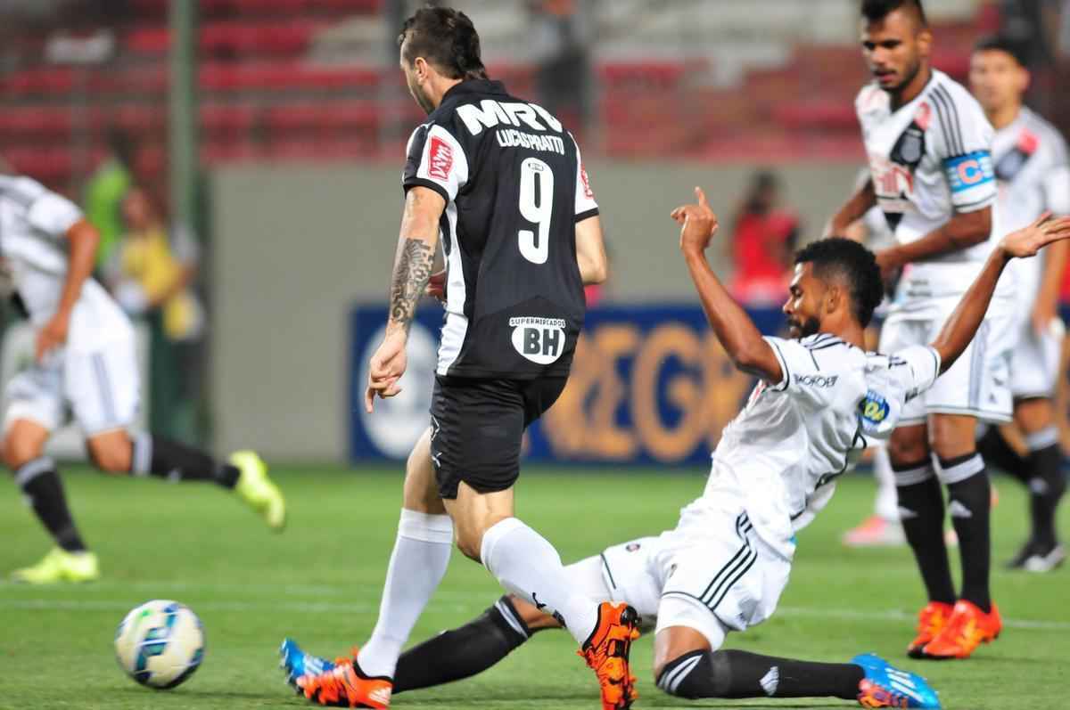 Lance de Atltico c Ponte Preta, jogo vlido pela 32 rodada do Campeonato Brasileiro