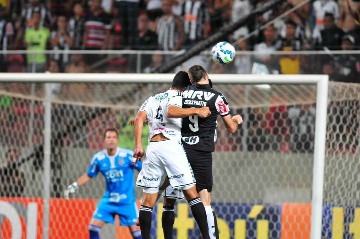 Lance de Atltico c Ponte Preta, jogo vlido pela 32 rodada do Campeonato Brasileiro