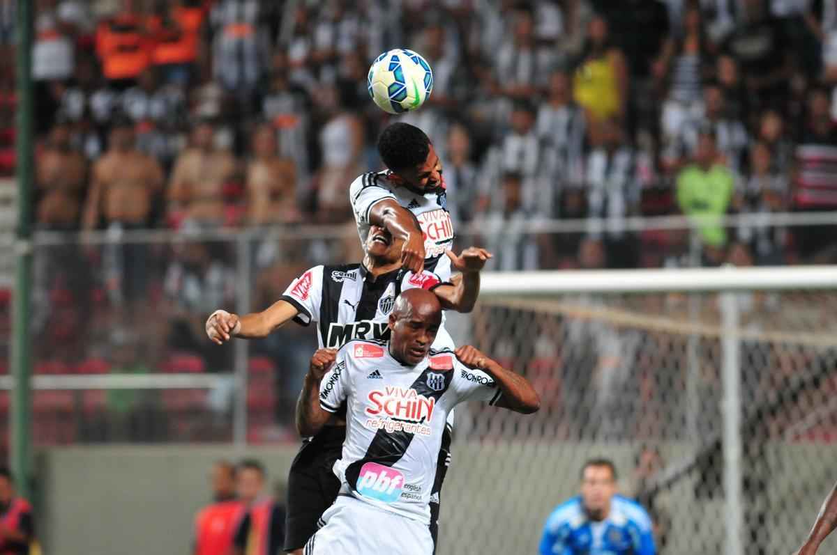 Lance de Atltico c Ponte Preta, jogo vlido pela 32 rodada do Campeonato Brasileiro