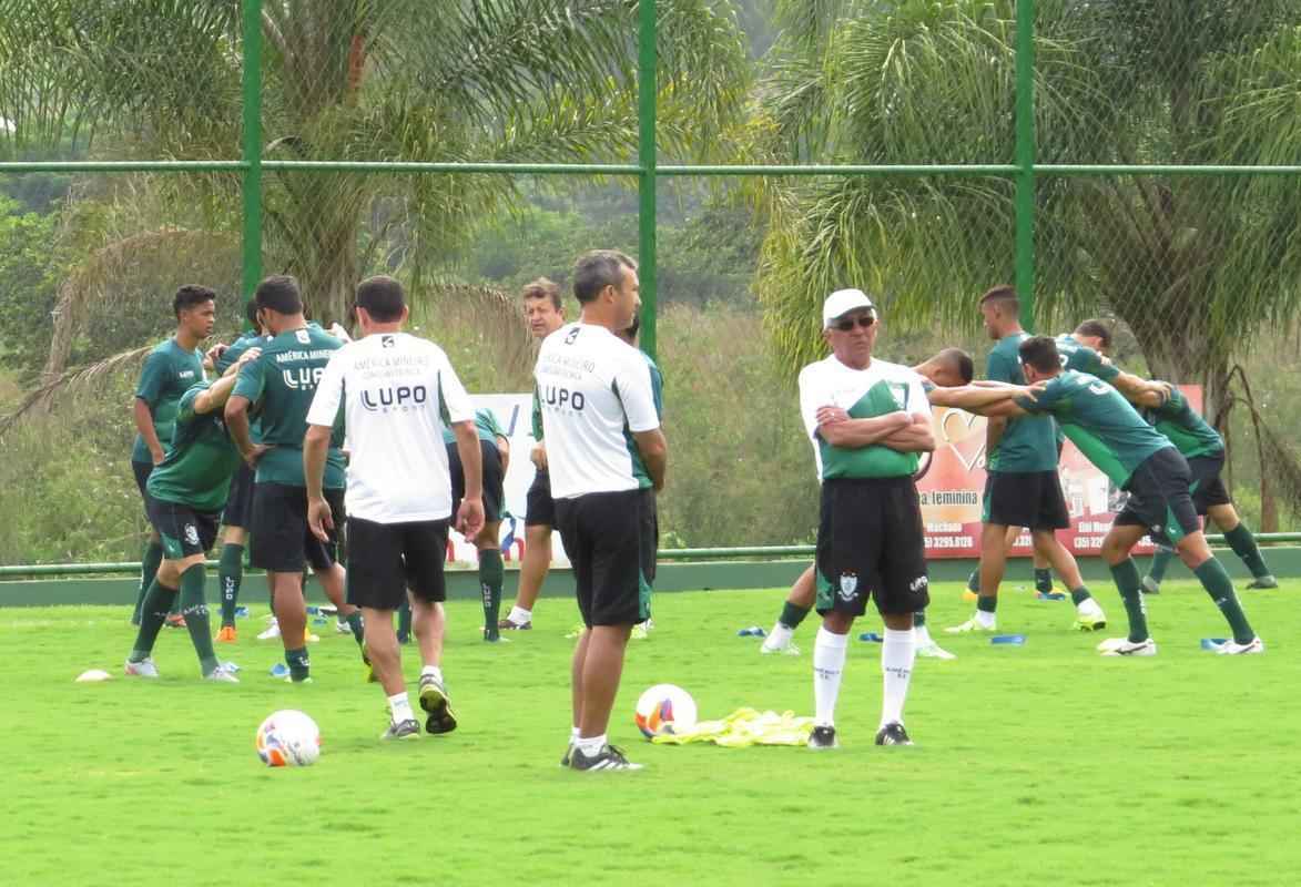 Fotos do treino do Amrica em Eli Mendes, a 21 quilmetros de Varginha, no Sul de Minas. Time alviverde encerrou preparao para jogo desta tera-feira contra o Boa, s 19h, no Melo, pela 33 rodada da Srie B.