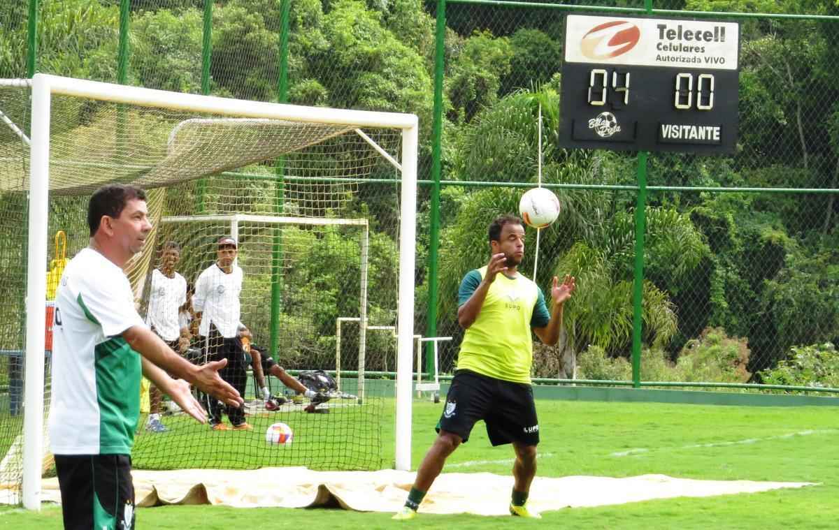 Fotos do treino do Amrica em Eli Mendes, a 21 quilmetros de Varginha, no Sul de Minas. Time alviverde encerrou preparao para jogo desta tera-feira contra o Boa, s 19h, no Melo, pela 33 rodada da Srie B.