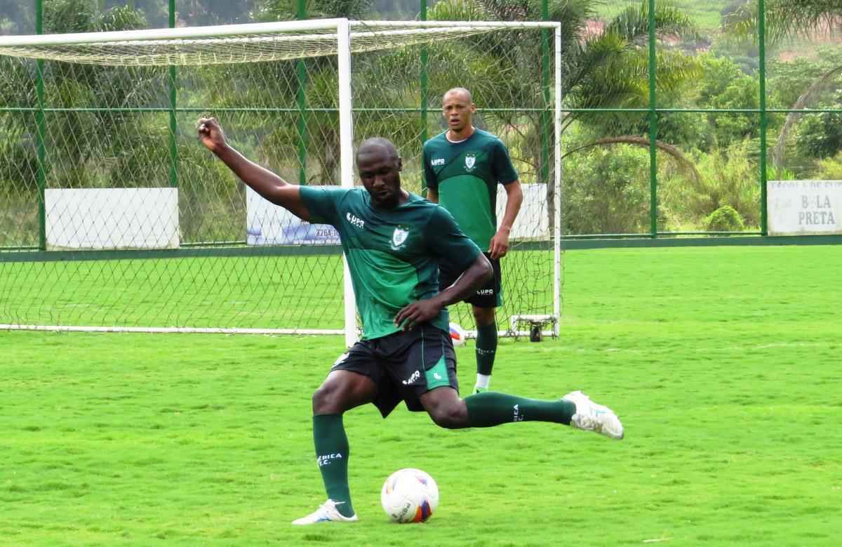 Fotos do treino do Amrica em Eli Mendes, a 21 quilmetros de Varginha, no Sul de Minas. Time alviverde encerrou preparao para jogo desta tera-feira contra o Boa, s 19h, no Melo, pela 33 rodada da Srie B.