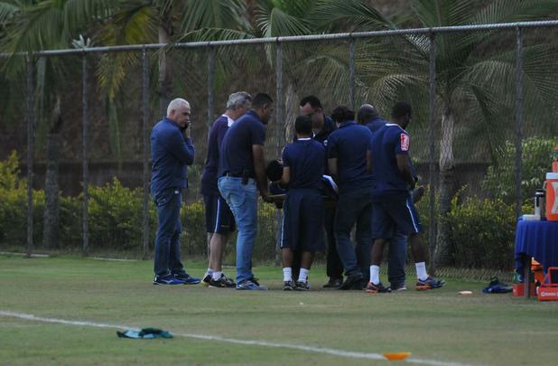 Durante treino do Cruzeiro nesta manh na Toca da Raposa II, o atacante Allano sofreu uma toro na perna esquerda. Ele saiu de campo carregado e foi encaminhado direto para o hospital Lifecenter, na regio Centro-Sul da capital mineira. Depois de ser submetido a exames, foi descartada a hiptese de fratura.