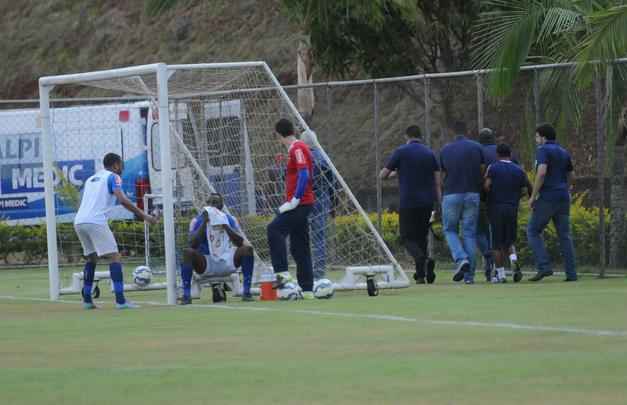 Durante treino do Cruzeiro nesta manh na Toca da Raposa II, o atacante Allano sofreu uma toro na perna esquerda. Ele saiu de campo carregado e foi encaminhado direto para o hospital Lifecenter, na regio Centro-Sul da capital mineira. Depois de ser submetido a exames, foi descartada a hiptese de fratura.