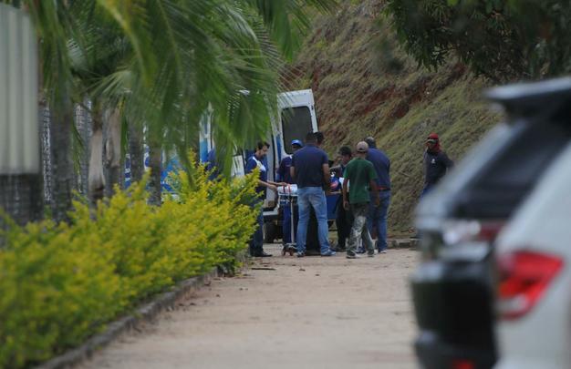 Durante treino do Cruzeiro nesta manh na Toca da Raposa II, o atacante Allano sofreu uma toro na perna esquerda. Ele saiu de campo carregado e foi encaminhado direto para o hospital Lifecenter, na regio Centro-Sul da capital mineira. Depois de ser submetido a exames, foi descartada a hiptese de fratura.
