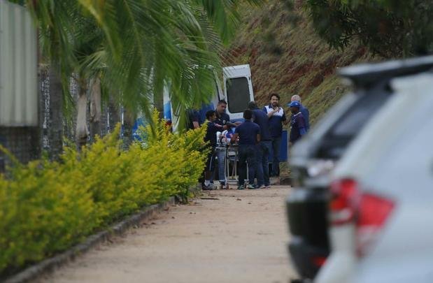 Durante treino do Cruzeiro nesta manh na Toca da Raposa II, o atacante Allano sofreu uma toro na perna esquerda. Ele saiu de campo carregado e foi encaminhado direto para o hospital Lifecenter, na regio Centro-Sul da capital mineira. Depois de ser submetido a exames, foi descartada a hiptese de fratura.