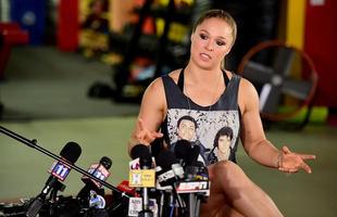 Ronda Rousey recebe batalho de jornalistas em sua academia